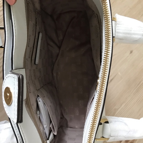 WHTE MICHAEL KORS PURSE W/ CROSSBODY -MSRP $328!! - Picture 3 of 12